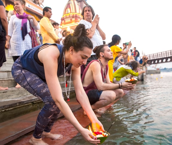 EXPERIENCE ‘GANGA AARTI’ IN ITS ENTIRE SPLENDOR 1 EXPERIENCE ‘GANGA AARTI’ IN ITS ENTIRE SPLENDOR 1