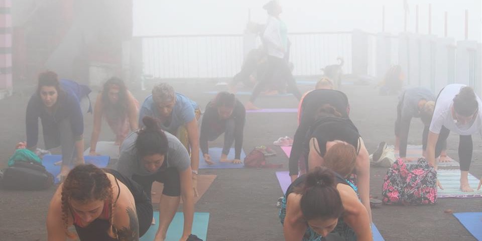 rishikul-yogshala-students-yoga-at-kunjapuri-temple-1